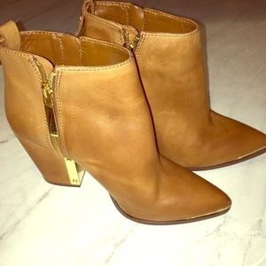 Women’s Size 7 Vince Camuto brown booties